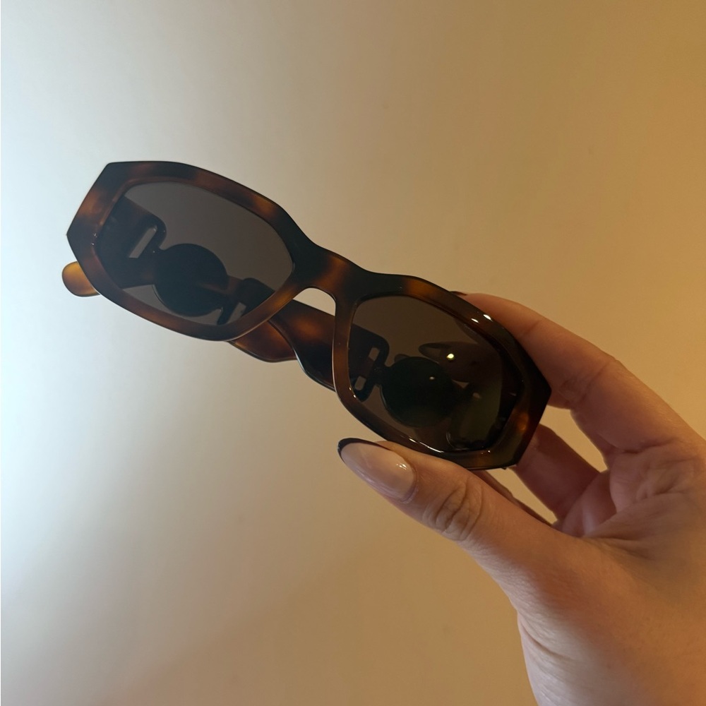 Versace Biggie sunglasses with box and Case 

FRAME Tortoise

LENSES Brown